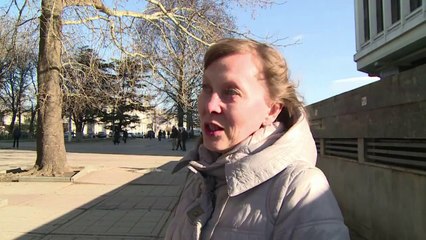 Crimeans remove Ukrainian insignia from the parliament