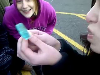 Akrepli Şeker Yiyen Kız