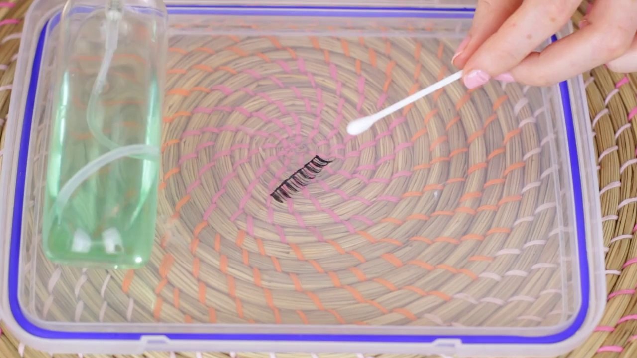 #MondayMinute - How to Clean False Lashes