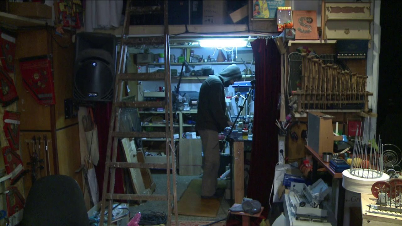 Miniature pianos make beautiful music in Poland