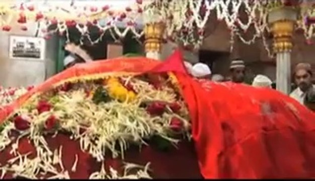 Indian Temple - Prayers at Mahim Dargah - Mumbais Oldest Dargah - Famous Indian Shrines[240P]