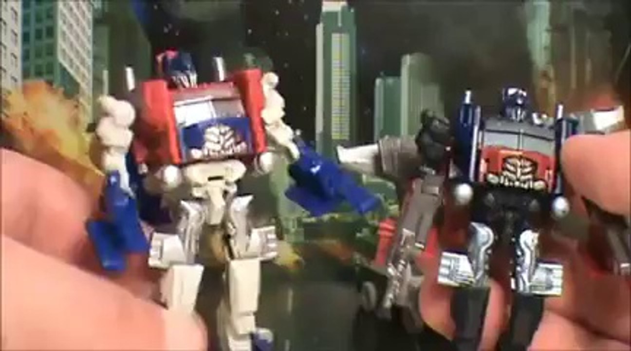 TRANSFORMERS 3 DOTM BATTLE IN THE MOONLIGHT CYBERVERSE OPTIMUS PRIME RATCHET CRANKCASE TOY REVIEW