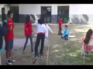 Grosse gamelle en sautant sur une chaise... ça pique le front!