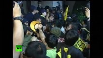 Video_ Hundreds occupy parliament in Taiwan, block cops with chairs