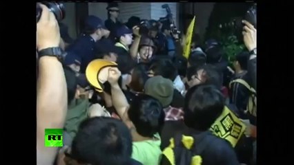 Video_ Hundreds occupy parliament in Taiwan, block cops with chairs