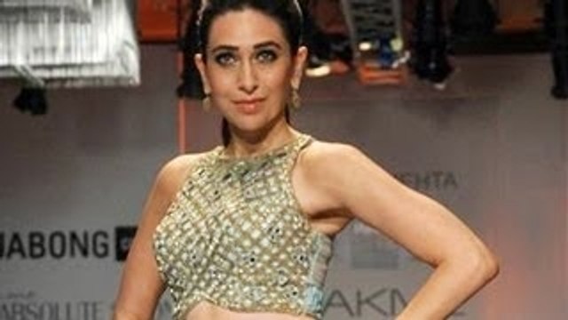 Karisma Kapoor walks for Arpita Mehta at LFW Summer Resort 2014 !