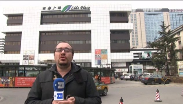 Informe a cámara: Los familiares de los pasajeros chinos, indignados ante la falta de información