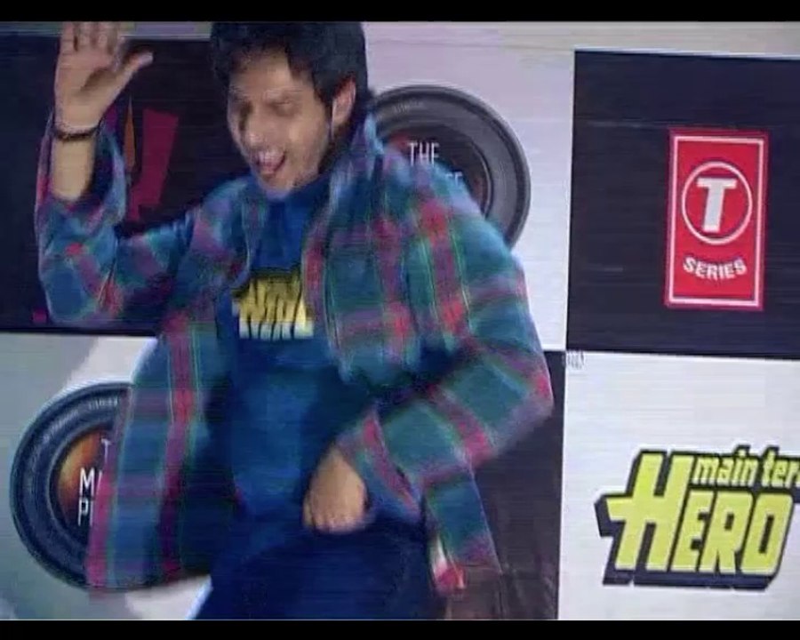Varun gives Nargis a lap dance