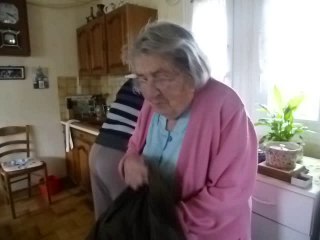 Daméraucourt : trois poules sous un mur 2