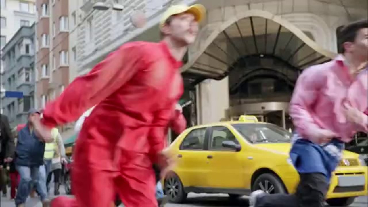 Bayrak Düşmez, Millet Eğilmez