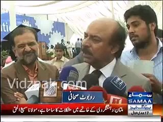 Nisar Khoro Copies Amresh Puri style while speaking with Journalist