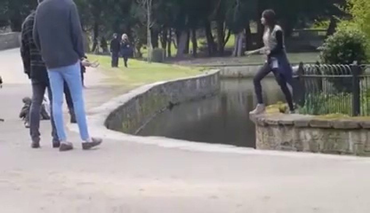 Elle Tente De Rejoindre Ses Amis