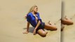 Candice Swanepoel pendant une séance photo sexy à la plage