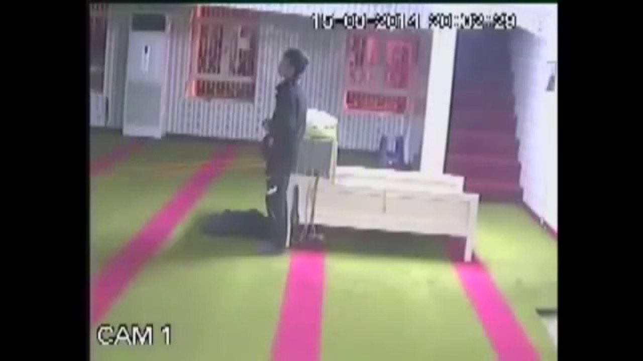 Namaz kılar gibi yapıp cami imamını soymak