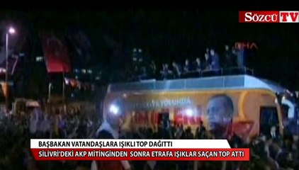 Download Video: Erdoğan vatandaşlara ışıklı top attı