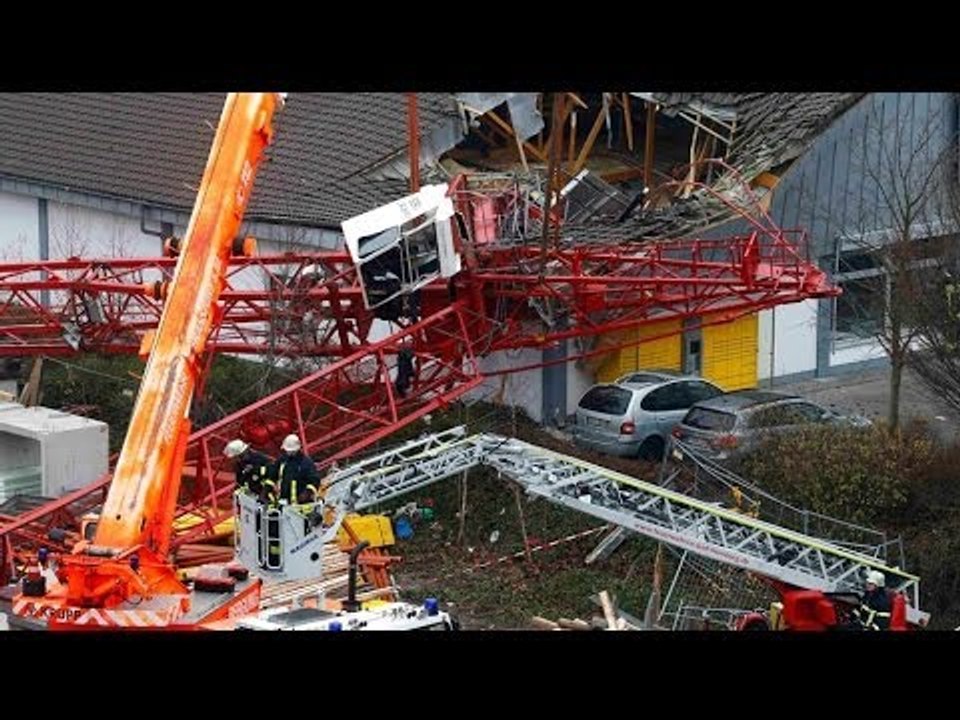 Crane collapses on supermarket near Frankfurt, one dead