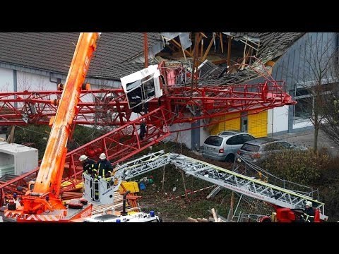 Crane collapses on supermarket near Frankfurt, one dead