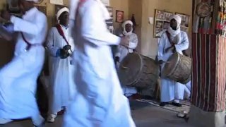 2014 - MAROC Arrêt dans un village de musiciens Berbères