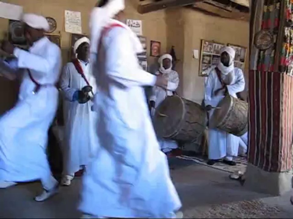 2014 - MAROC Arrêt dans un village de musiciens Berbères