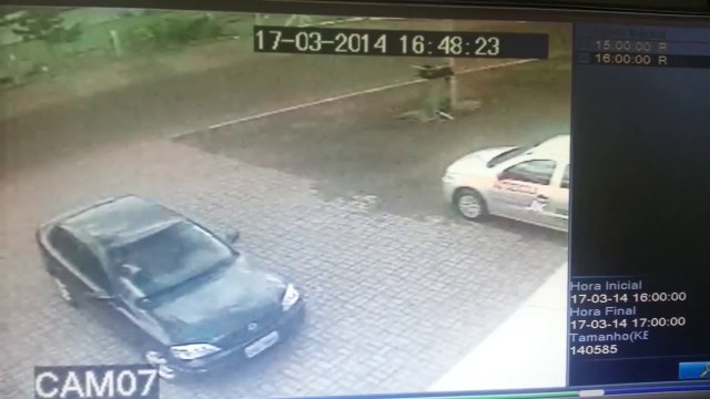 Cycliste percuté par... un matelas! Chanceux!