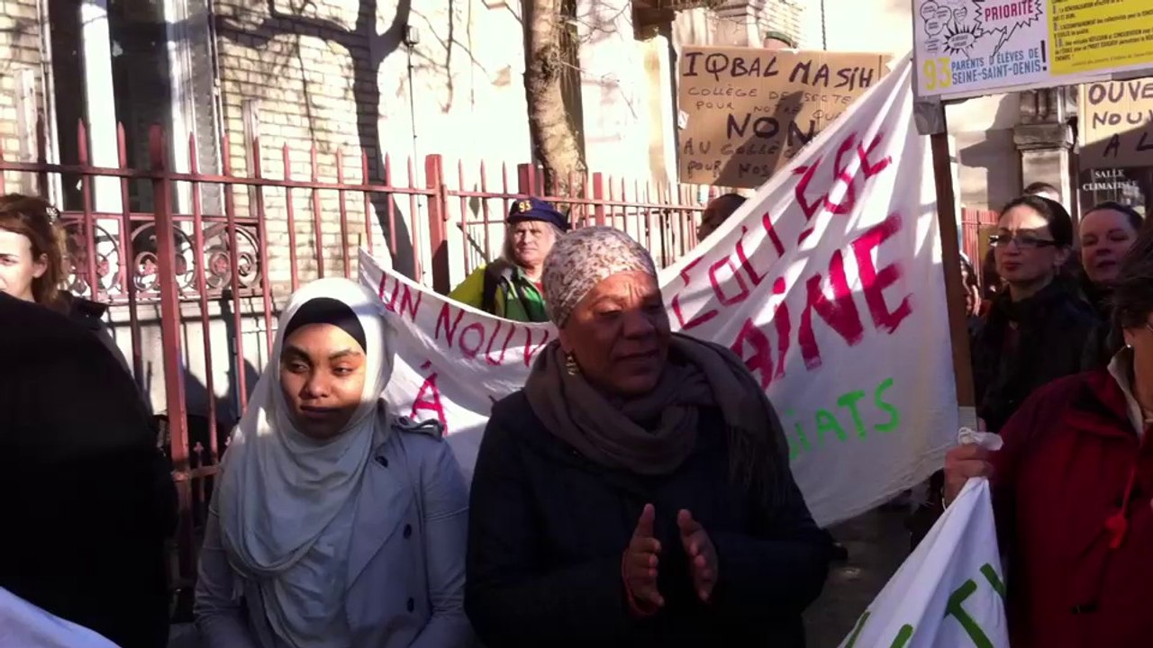 Manif college Plaine_Debat parent & candidat PS en campagne devant l'école
