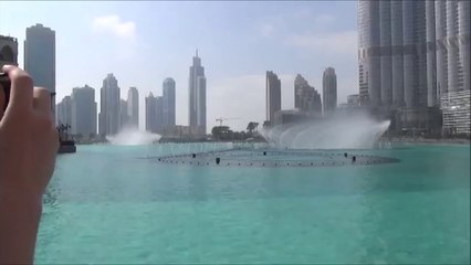 Фонтан в Дубае днем