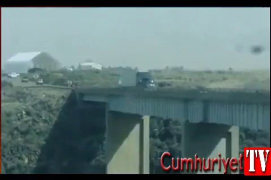 Rüzgarın şiddetine dayanamayan TIR böyle devrildi