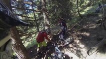 Mountain Biker Lanzado a Toda Velocidad Contra Àrbol