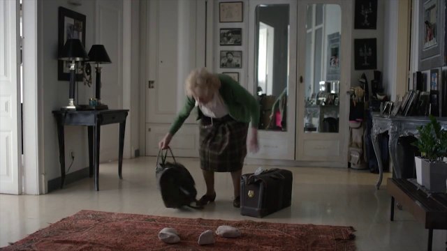 Ne pas aider les petites vieilles! Ce sont des voleuses! Ahaha