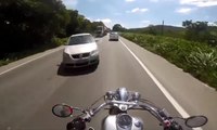 Un motard évite une voiture de justesse
