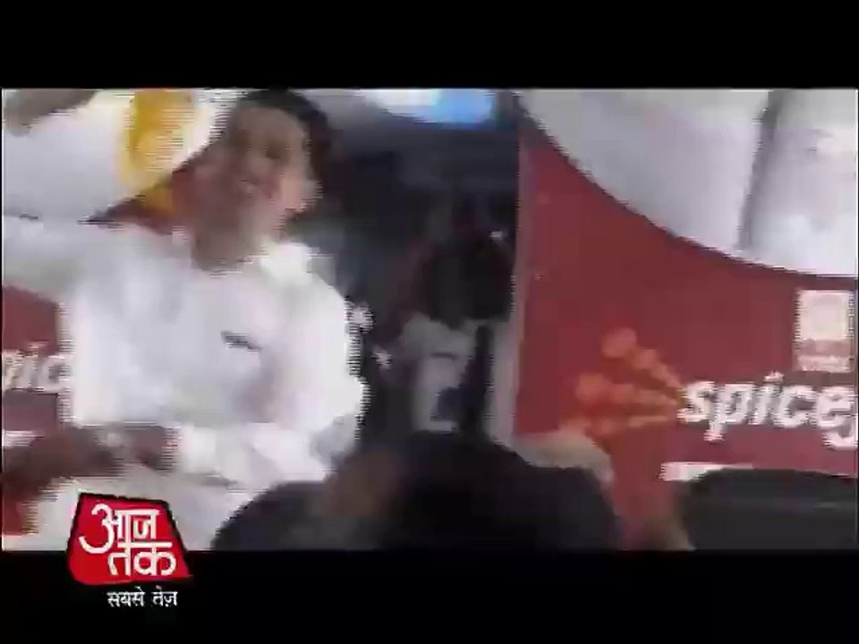 उड़ते विमान में क्रू मेंबर ने किया डांस