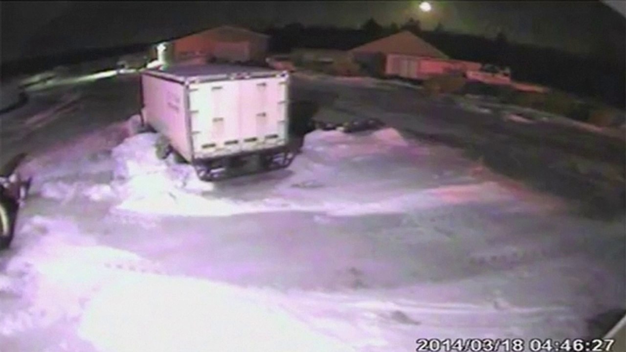 Une boule de feu illumine le ciel du Canada