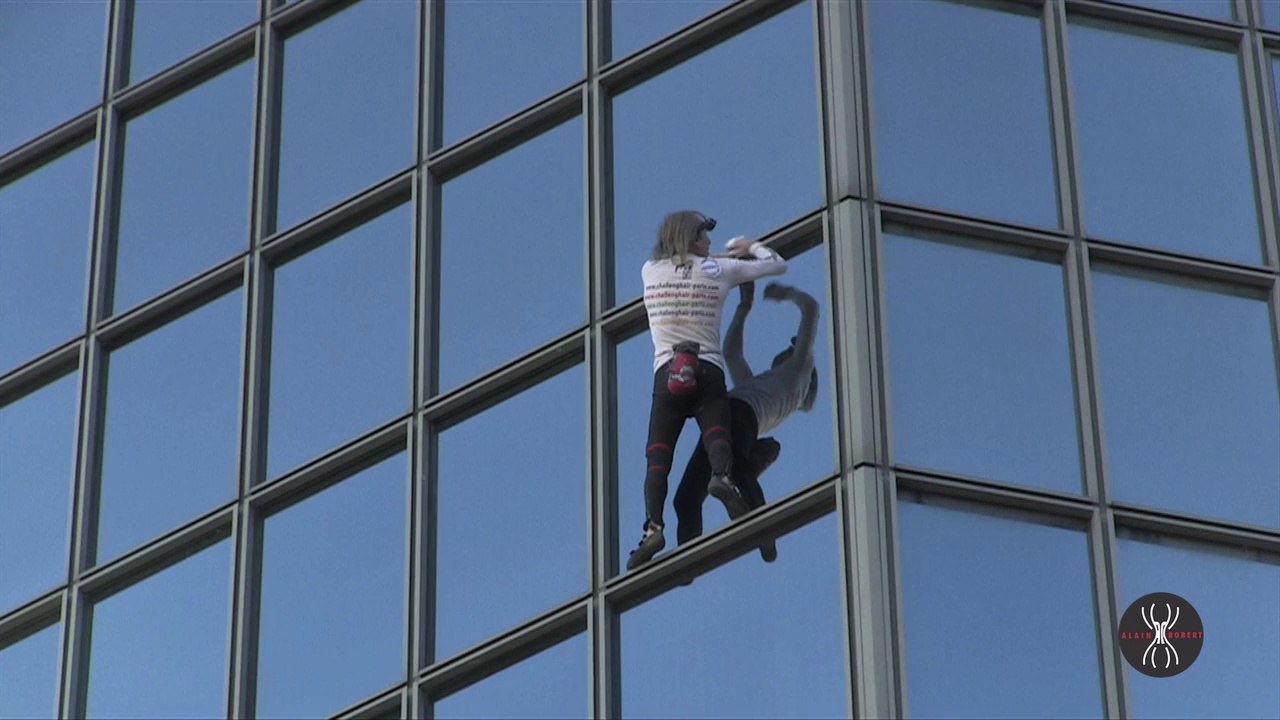 ALAIN ROBERT ESCALADE LA TOUR TOTAL