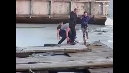 Buzlu nehirden genç kızı kendi canı pahasına çıkardı