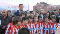 Mario Suárez inaugura su campo con Malena Costa