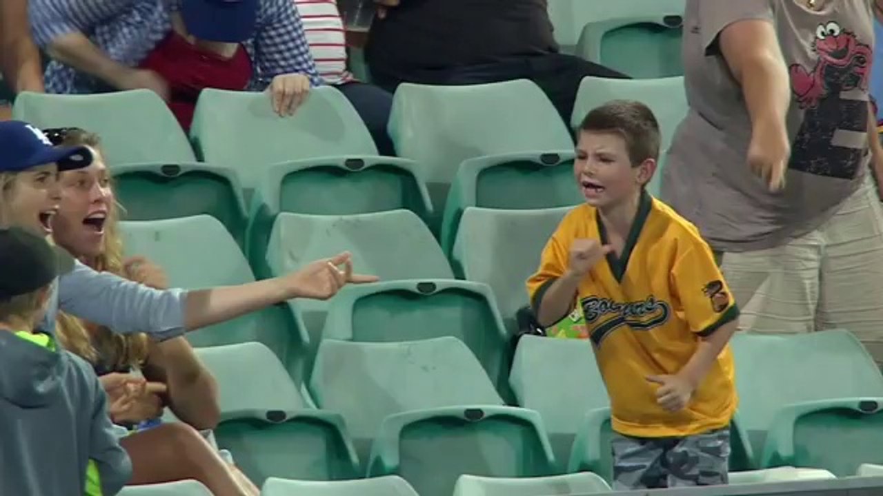 Baseball - Un jeune supporter australien rate u...