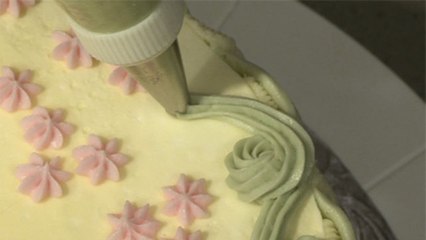 Epicurious Essentials: Cooking How-Tos - Cake Decorating 101: How to Make a Reverse Shell Border