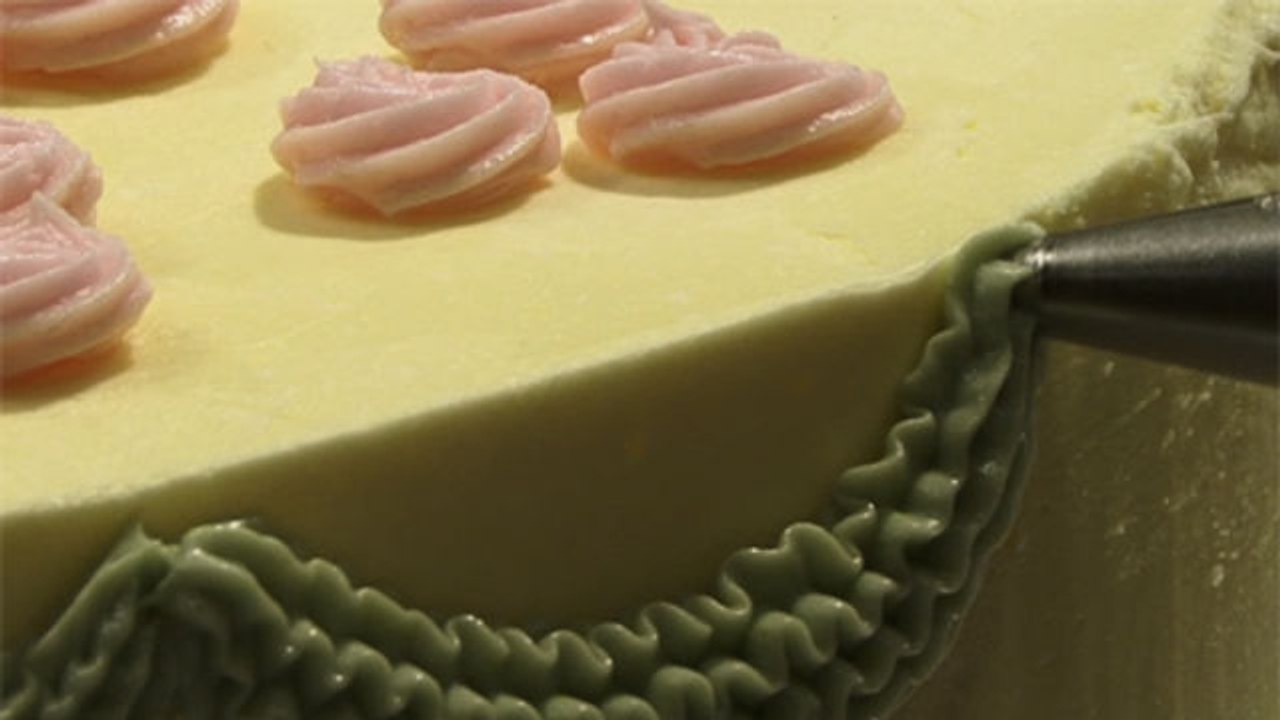 Epicurious Essentials: Cooking How-Tos - Cake Decorating 101: How to Make Garlands