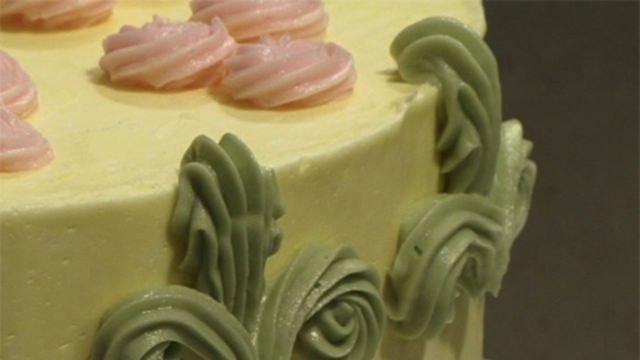 Epicurious Essentials: Cooking How-Tos - Cake Decorating 101: How to Make Fleurs-de-Lis