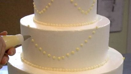 Epicurious Essentials: Cooking How-Tos - Piping Swag Decoration