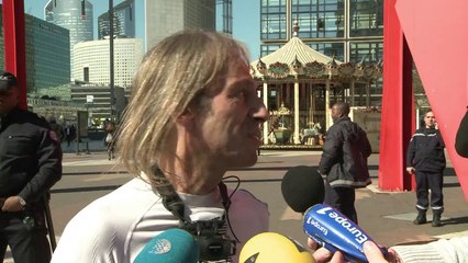 'Homem-aranha' escala prédio de 186 metros