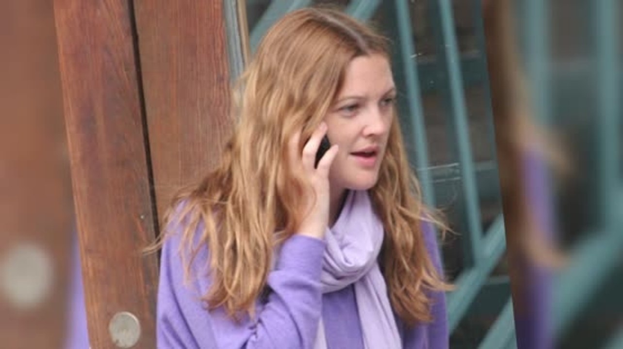 Magst du gruselfilme ? eine ängstliche drew barrymore rief die polizei