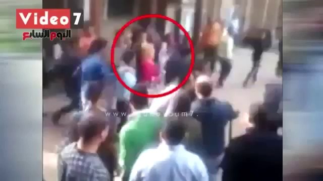 Kahire Üniversitesi'nde Toplu Tacize Uğrayan Sarışın Öğrenci