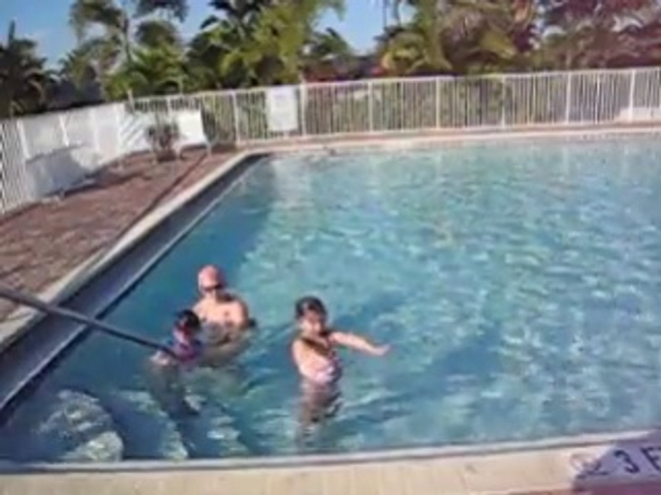 Maude met sa tête dans l'eau et nage vers maman. Tout un exploit...