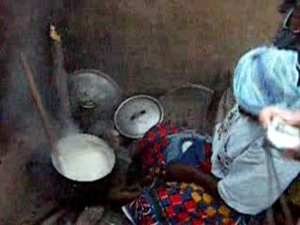 préparation du Tô, le remuage...