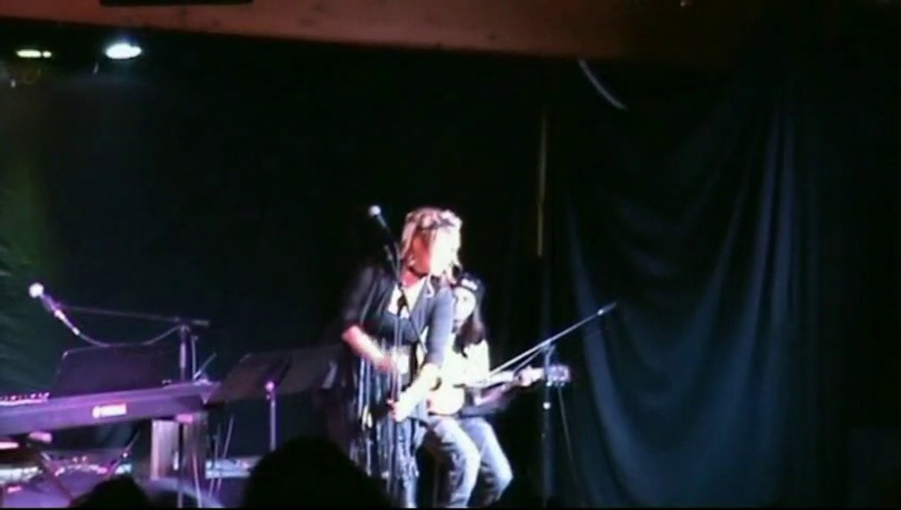 Chloé Leblanc (guitare) Sylvia Facchini (chant) Zombie acoustic...