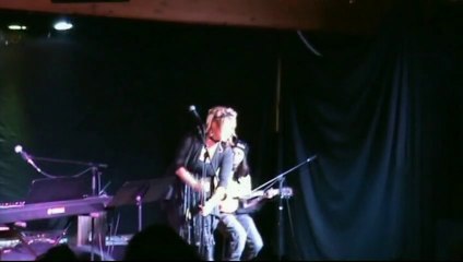 Chloé Leblanc (guitare) Sylvia Facchini (chant) Zombie acoustic...