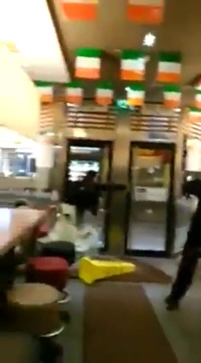 Grosse baston au McDo à coup de bombe lacrymo : Porte défoncée!