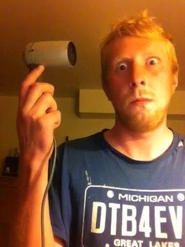 La musique de Kill Bill jouée au sèche-cheveux! Pas mal...