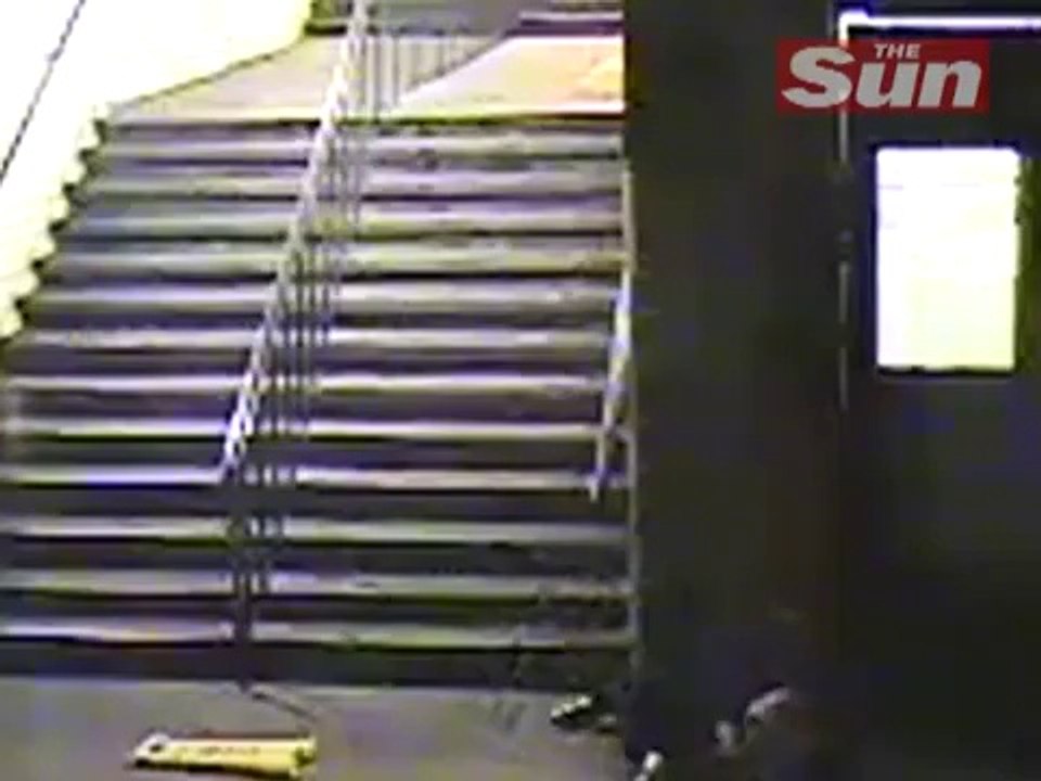 Un homme rentre chez lui complètement bourré